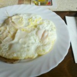 Brot unter Spiegelei