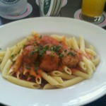 Penne mit Fleischbällchen in Tomatensoße