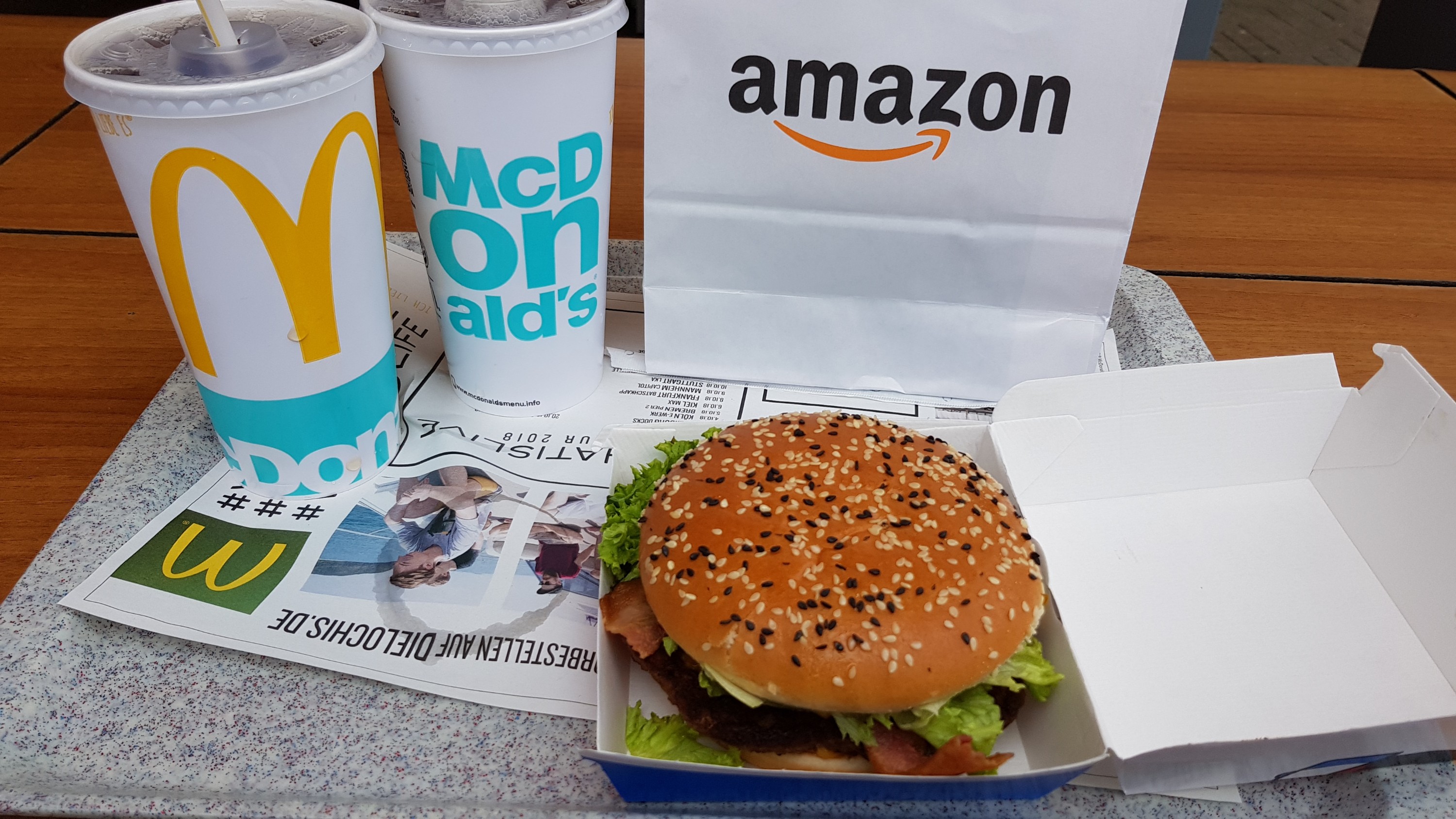 Fressbild mit Amazon Tüte