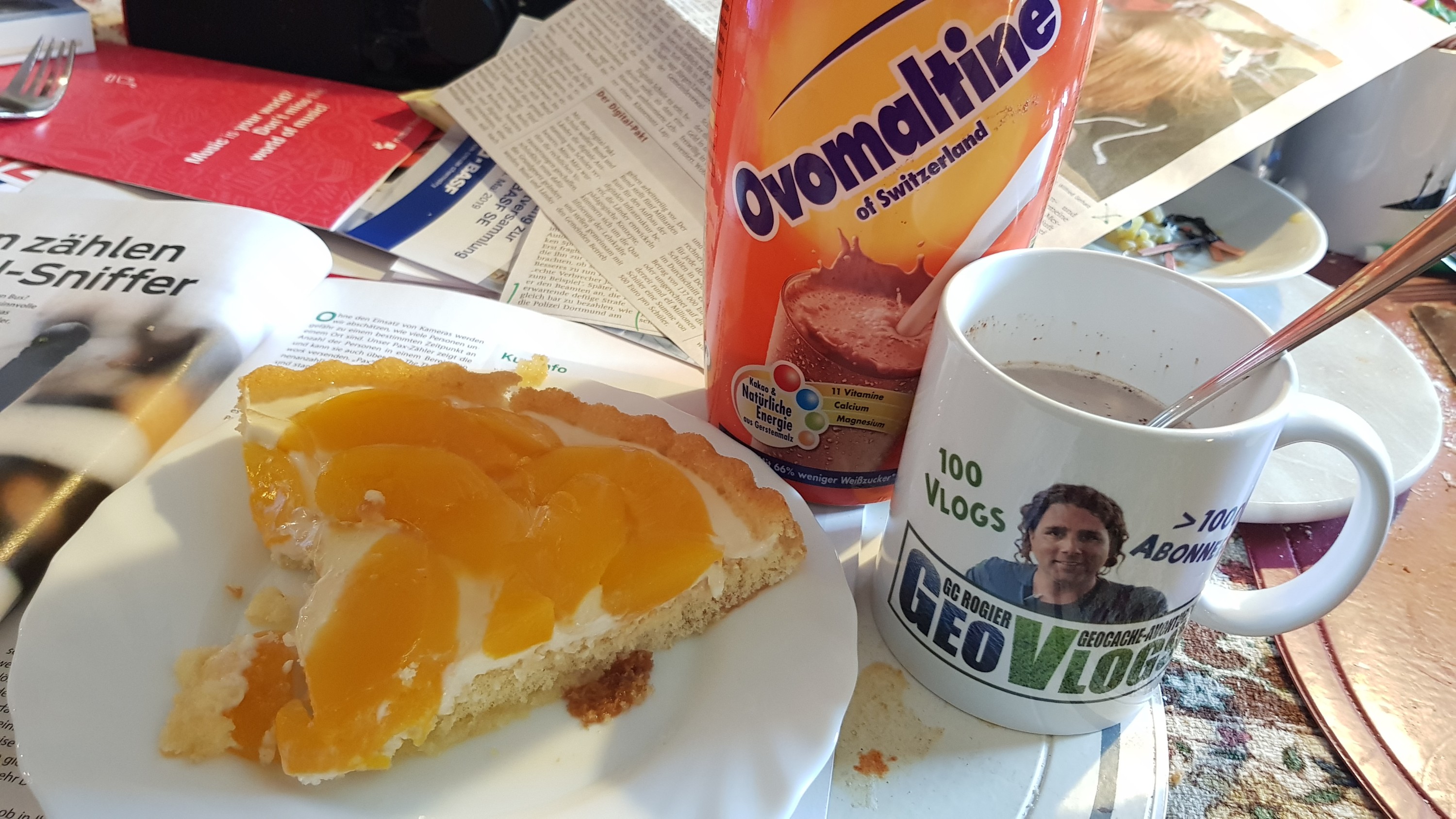 Ovomaltine Milch an Kuchen